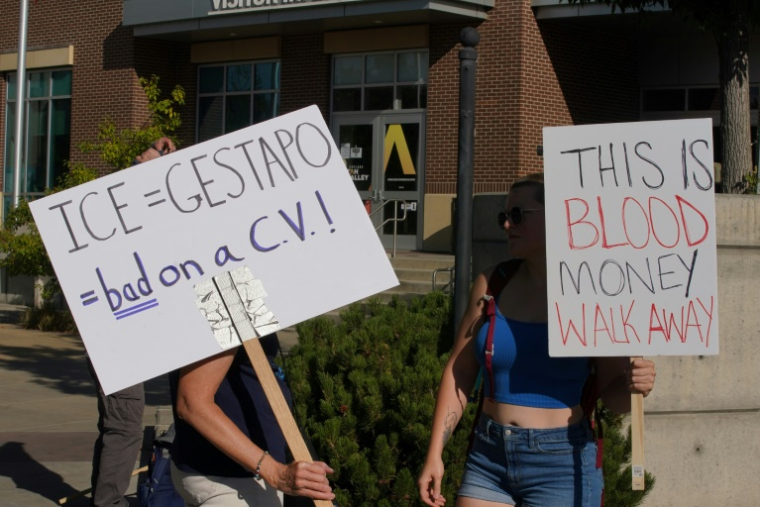 Des manifestants protestent à la sortie d'un salon de recrutement de la police de l'immigration (ICE), à Provo, dans l'Utah, le 15 septembre 2025 ( AFP / GEORGE FREY )