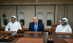 Le président américain Donald Trump reçoit à bord de son avion Air Force One l'émir du Qatar, Cheikh Tamim ben Hamad Al-Thani (gauche) et son Premier ministre, Cheikh Mohammed ben Abdelrahmane Al-Thani (droite) à Doha, le 25 octobre 2025 ( AFP / ANDREW CABALLERO-REYNOLDS )