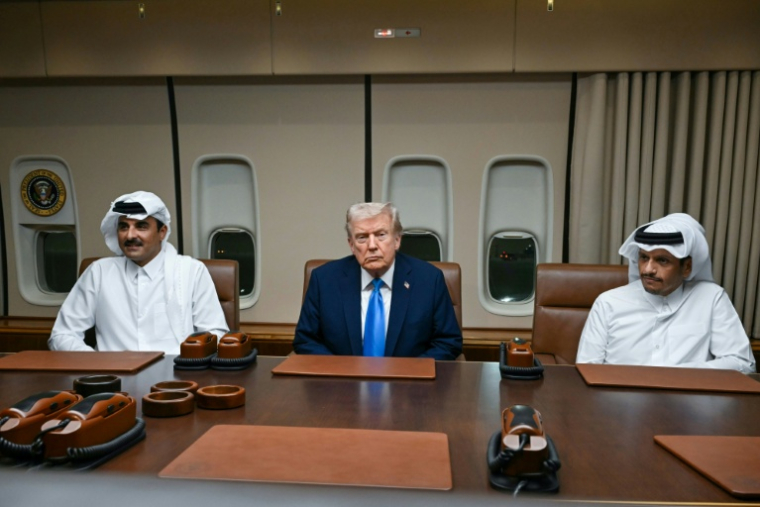 Le président américain Donald Trump reçoit à bord de son avion Air Force One l'émir du Qatar, Cheikh Tamim ben Hamad Al-Thani (gauche) et son Premier ministre, Cheikh Mohammed ben Abdelrahmane Al-Thani (droite) à Doha, le 25 octobre 2025 ( AFP / ANDREW CABALLERO-REYNOLDS )