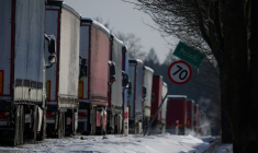 Des camions dans une longue file d'attente pour franchir la frontière polono-ukrainienne