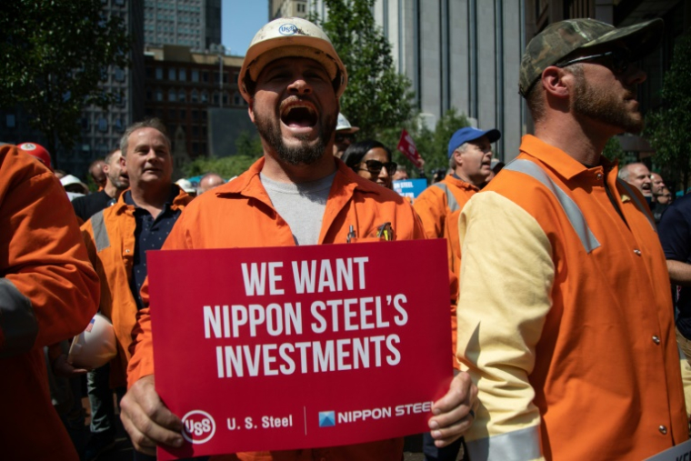 Des employés d'US Steel rassemblés devant le siège social de l'entreprise à Pittsburgh, en Pennsylvanie, pour soutenir les investissements du japonais Nippon Steel, le 4 septembre 2024 ( AFP / Rebecca DROKE )
