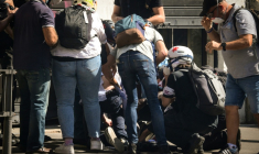 Un journaliste blessé de France TV (au centre en bas) est examiné par des secouristes lors de manifestations à Lyon, le 18 septembre 2025 ( AFP / OLIVIER CHASSIGNOLE )