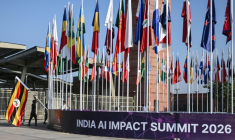 Installation des drapeaux des pays participants à la veille du "Sommet indien sur l'impact de l'IA" au Bharat Mandapam de New Delhi, le 15 février 2026 en Inde ( AFP / Arun SANKAR )