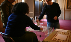 Un électeur vote au second tour des municipales, le 22 mars 2026 à Bordeaux  ( AFP / Christophe ARCHAMBAULT )