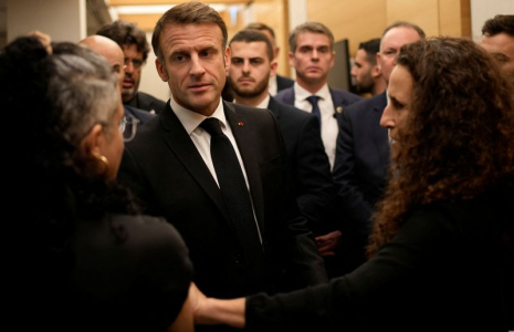 Le président français Emmanuel Macron rencontre des ressortissants franco-israéliens à l'aéroport Ben Gourion