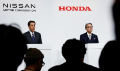 Honda, Nissan et Mitsubishi Motors tiennent une conférence de presse conjointe sur leurs pourparlers de fusion
