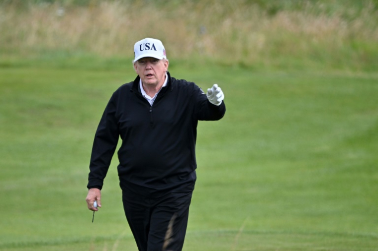 Le président américain Donald Trump joue au glof à Turnberry en Ecosse, le 26 juillet 2025 ( AFP / ANDY BUCHANAN )