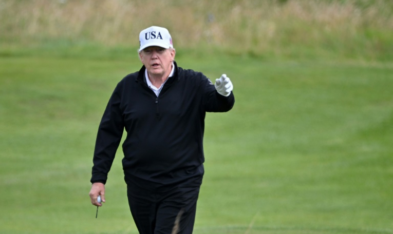 Le président américain Donald Trump joue au glof à Turnberry en Ecosse, le 26 juillet 2025 ( AFP / ANDY BUCHANAN )