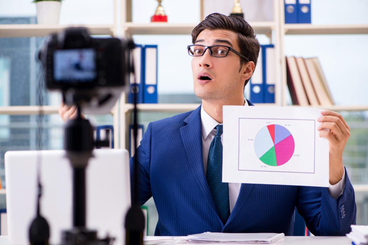 Les "finfluenceurs", influenceurs spécialisés en finance, éduquent le public mais suscitent des inquiétudes, poussant les autorités à encadrer leurs pratiques jugées parfois risquées. (Crédit photo : Shutterstock)