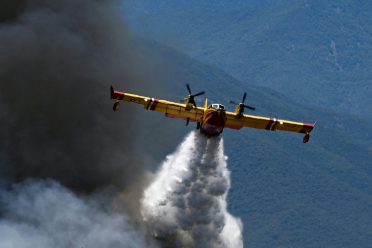 Un Canadair largue de l'eau sur un incendie de forêt près de Trévillach, le 5 juillet 2026 ( AFP / Matthieu RONDEL )