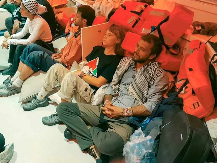 Greta Thunberg et d'autres militants propalestiniens en route vers un port israélien, après l'interception de leur bateau par la Marine israélienne, le 2 octobre 2025. Photo distribuée par le ministère israélien des Affaires étrangères ( Israeli Foreign Ministry / - )