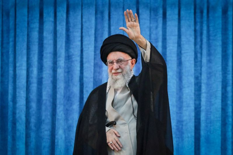 Photo d'Ali Khamenei lors du 36e anniversaire de la mort de Khomeini