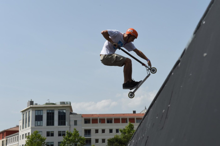 Trois supporters grenoblois vont se rendre à Annecy en trottinette pour le derby