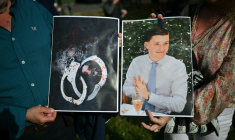 Des manifestants tiennent des photos de la victime Henry Nowak et de menottes ensanglantées lors d'une manifestation devant le commissariat central de Southampton, le 2 juin 2026 dans le sud de l'Angleterre ( AFP / JUSTIN TALLIS )