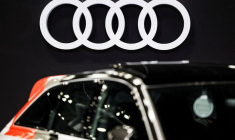 Une signalisation Audi est visible lors de la présentation à la presse du Salon international de l'automobile de New York