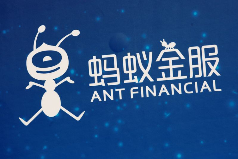 Un logo d'Ant Financial est affiché à Hong Kong