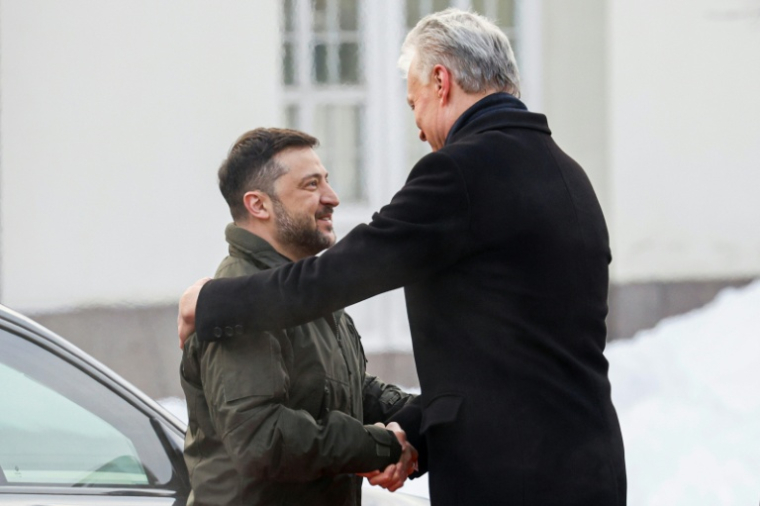Le président lituanien Gitanas Nauseda (D) accueille son homologue ukrainien Volodymyr Zelensky à Vilnius, le 25 janvier 2026 ( AFP / Petras Malukas )