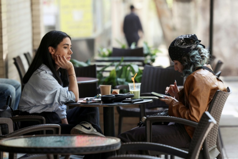 Des jeunes femmes à la terrasse d'un café à Téhéran, le 21 avril 2026 en Iran ( AFP / - )
