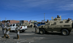 Des soldats et des policiers militaires sont déployés à Cruce Ventilla, dans la ville d'El Alto en Bolivie, le 20 juin 2026, après l'instauration de l'état d'exception ( AFP / Aizar Raldes )