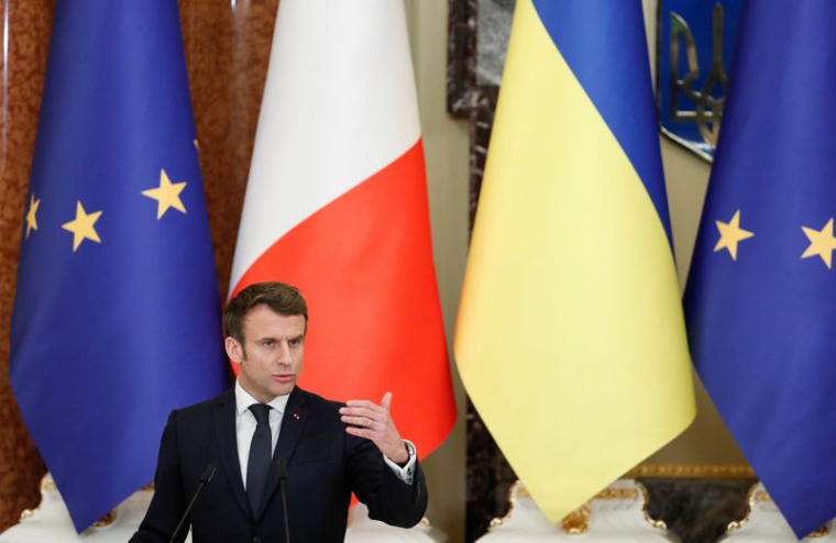 UKRAINE: MACRON PROMET PLUS D'AIDE MILITAIRE ET HUMANITAIRE À ZELENSKY
