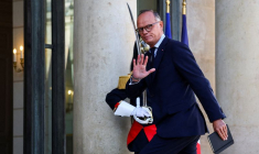 Le président français Macron rencontre des responsables politiques français à Paris
