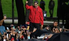 Le président vénézuélien Nicolas Maduro salue ses partisans lors d'une marche organisée pour la Journée de la résistance indigène, à Caracas, le 12 octobre 2025 ( AFP / Federico PARRA )