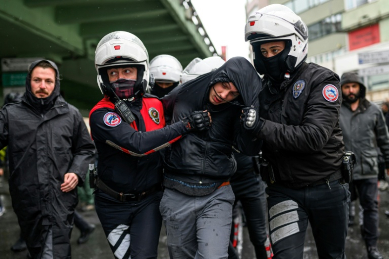 Des policiers arrêtent un manifestant lors d'un rassemblement à l'occasion de la Journée internationale des travailleurs, à Istanbul, le 1er mai 2026 en Turquie ( AFP / Yasin AKGUL )