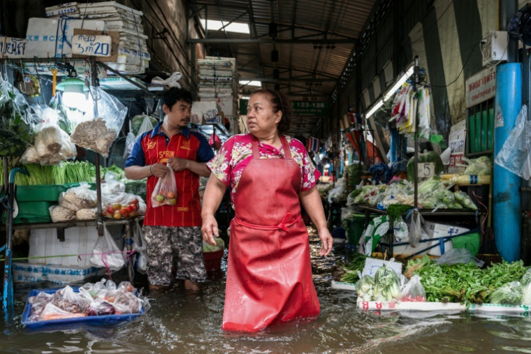 Un marché inondé à Bangkok, où l'état de catastrophe naturelle a été déclaré après des pluies diluviennes qui ont inondé habitations, commerces et axes de circulation, le 27 septembre 2026 ( AFP / Chanakarn LAOSARAKHAM )