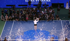 La Kazakhstanaise Elena Rybakina brandit le trophée après avoir remporté la finale de l'US Open face à la Bélarusse Aryna Sabalenka, à New York, le 12 septembre 2026 ( AFP / Leonardo MUNOZ )