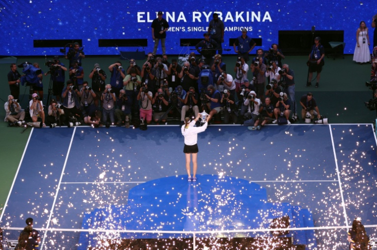 La Kazakhstanaise Elena Rybakina brandit le trophée après avoir remporté la finale de l'US Open face à la Bélarusse Aryna Sabalenka, à New York, le 12 septembre 2026 ( AFP / Leonardo MUNOZ )