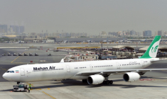 Un avion de la compagnie iranienne Mahan Air sur le tarmac de l'aéroport de Dubaï le 14 septembe 2017 ( AFP / GIUSEPPE CACACE )