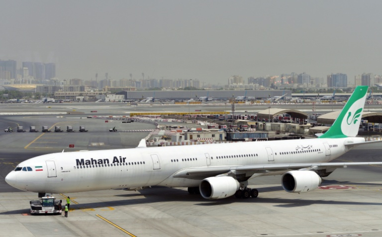 Un avion de la compagnie iranienne Mahan Air sur le tarmac de l'aéroport de Dubaï le 14 septembe 2017 ( AFP / GIUSEPPE CACACE )