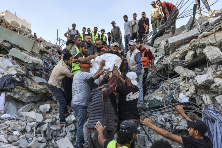 Les secours et des volontaires sortent un corps d'un immeuble détruit près de Gaza city le 16 septembre 2026 ( AFP / Omar AL-QATTAA )