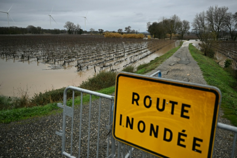 Une route inondée à Coursan dans l'Aude le 19 janvier 2026 ( AFP / Lionel BONAVENTURE )