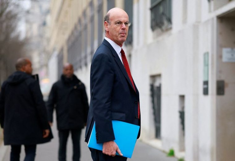 Le ministre français de l'Économie, des Finances, de l'Industrie et de la Sécurité numérique Eric Lombard arrive pour une réunion au ministère du Travail à Paris