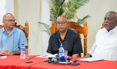 Photo diffusée par NCN Guyana montrant (g-d) le ministre de la Santé du Guyana, le Dr Frank Anthony, le ministre des Travaux publics du Guyana, Juan Edhill, et le Premier ministre du Guyana, Mark Phillips, lors d'une conférence de presse à Georgetown, le 19 juillet 2026, après le chavirage d'un ferry au Guyana ( NCN Guyana / Handout )