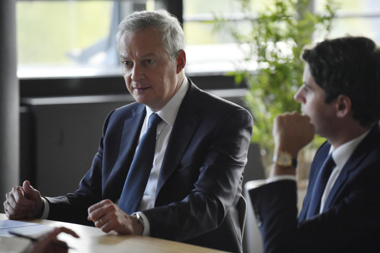 Le ministre de l'Economie Bruno Le Maire et le ministre des Comptes publics Gabriel Attal, à Paris le 19 octobre 2022. ( AFP / JULIEN DE ROSA )