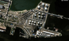 Une image satellite, diffusée par la société Vantor, montre de la fumée s'élevant du terminal pétrolier de Saint-Pétersbourg, en Russie, le 3 juin 2026 ( Satellite image ©2026 Vantor / Handout )