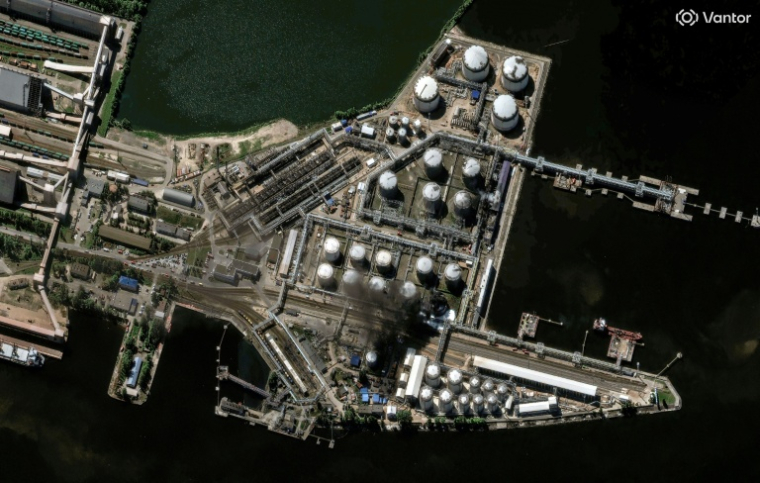 Une image satellite, diffusée par la société Vantor, montre de la fumée s'élevant du terminal pétrolier de Saint-Pétersbourg, en Russie, le 3 juin 2026 ( Satellite image ©2026 Vantor / Handout )