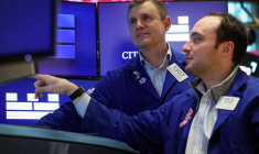 Des traders travaillent sur le parquet de la Bourse de New York