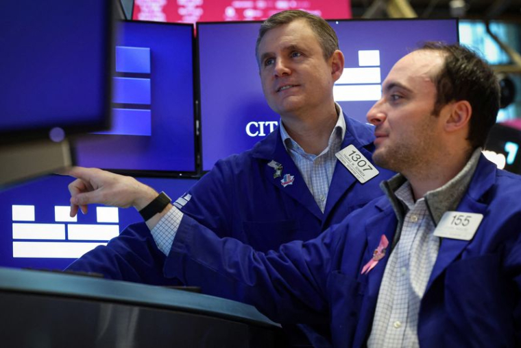 Des traders travaillent sur le parquet de la Bourse de New York