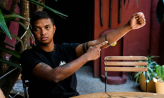 Elliot Randriamandrato, porte-parole du mouvement de la génération Gen Z, durant une interview à Antananarivo le 16 octobre 2025 ( AFP / Mamyrael )