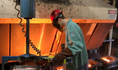 Photo d'archives d'un ouvrier qui verse du métal chaud à la fonderie Kirsh