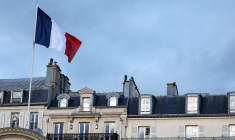 Le drapeau français au-dessus du palais de l'Elysée