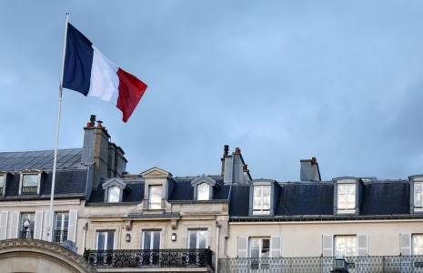Le drapeau français au-dessus du palais de l'Elysée