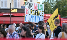 Manifestation visant à « dire stop à l'austérité climatique », organisée par une coalition de 53 organisations en amont de discussions politiques sur le prochain budget de l'État et la loi de finances, près de Bercy à Paris, le 15 septembre 2026 ( AFP / LOU BENOIST )