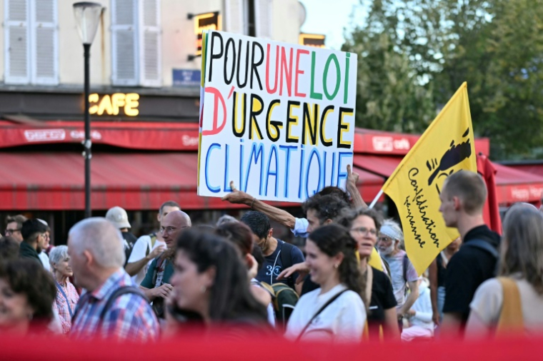 Manifestation visant à « dire stop à l'austérité climatique », organisée par une coalition de 53 organisations en amont de discussions politiques sur le prochain budget de l'État et la loi de finances, près de Bercy à Paris, le 15 septembre 2026 ( AFP / LOU BENOIST )
