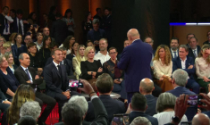 Macron veut "sonner le tocsin" sur les risques des réseaux sociaux