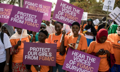 Des manifestants opposés aux mutilations génitales féminines devant l'Assemblée nationale à Banjul, le 18 mars 2024 ( AFP / MUHAMADOU BITTAYE )
