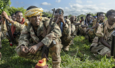 Des soldats de l'armée nationale de Somalie (SNA) à Awdheegle, une des localités récemment reprises aux rebelles islamistes shebab, le 11 novembre 2025  ( AFP / Tony KARUMBA )